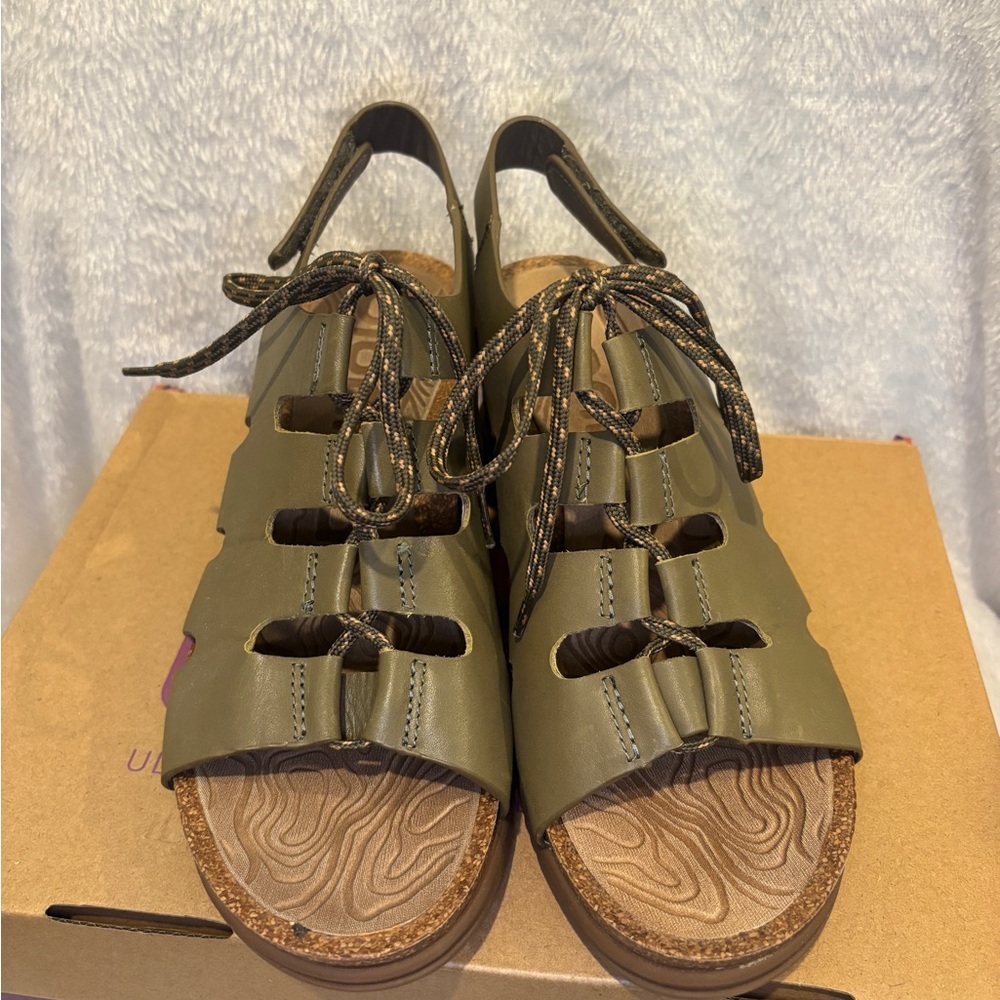 🤎 🆕 NEW IN BOX BIONICA Sorena Ghillie Wedge Sandal - Olive Leather 🤎 - Picture 2 of 8